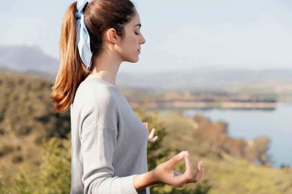 meditacion mujer relajada
