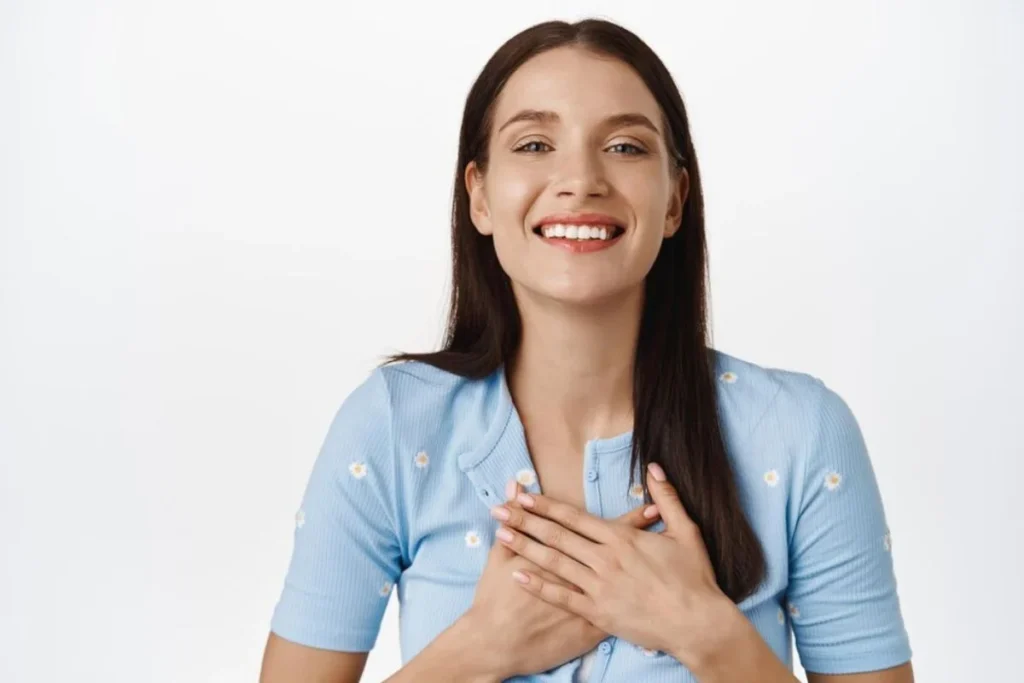 productos naturales mujer tocando su corazon