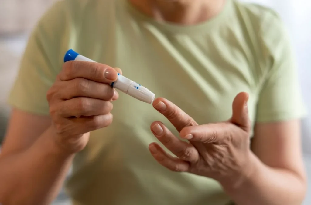 sintomas de la diabetes mujer con glucometro